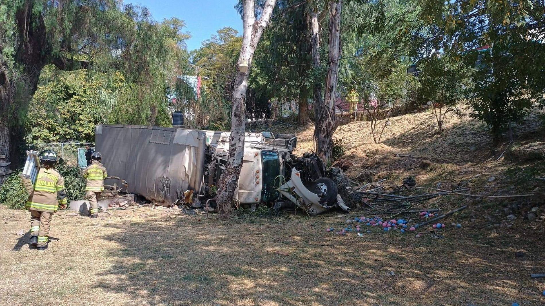 GUANAJUATO- CAMIÓN TORTON CAE EN EL PATIO DE UNA VIVIENDA EN MARFIL; NO HAY HERIDOS DE GRAVEDAD5